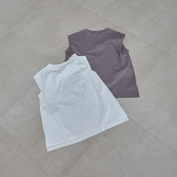 グレーと白のノースリーブTシャツが床に並べられている