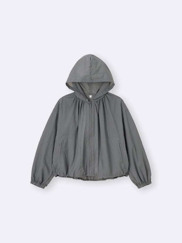 グレーのUVカットシアーパーカ