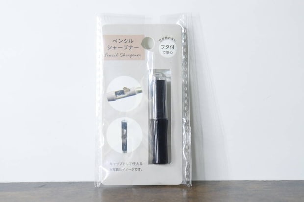 セリアの「ペンシルシャープナー フタ付」商品パッケージ全体 セリアの「ペンシルシャープナー フタ付」商品パッケージ全体