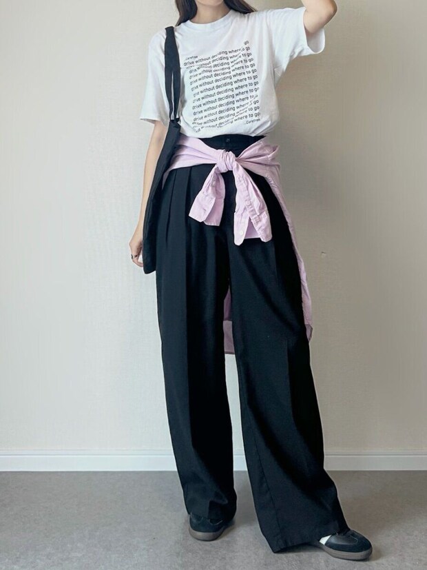 白Tシャツと黒ワイドパンツに紫シャツを腰巻きした女性の全身 白Tシャツと黒ワイドパンツに紫シャツを腰巻きした女性の全身