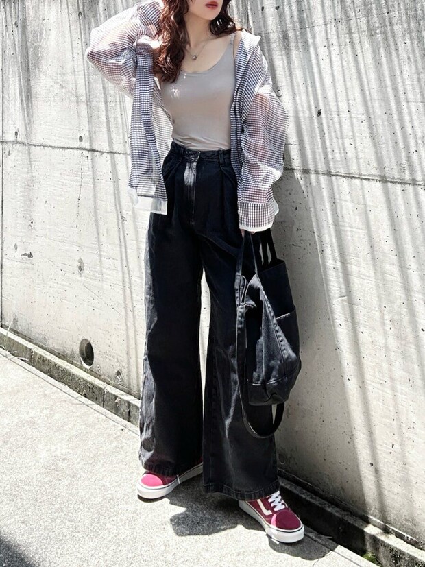 ベージュタンクトップとギンガムチェックシアーシャツ、黒デニムの女性 ベージュタンクトップとギンガムチェックシアーシャツ、黒デニムの女性