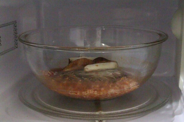 電子レンジ内で耐熱ガラスボウルに入った料理を温める
