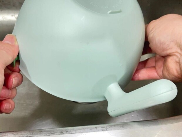 水切りザルボウルを傾け水切りする手元のアップ 水切りザルボウルを傾け水切りする手元のアップ