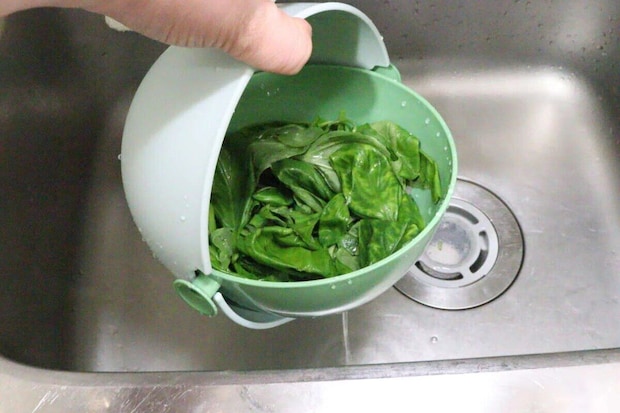 水切りザルボウルで葉物野菜を水切りする様子 水切りザルボウルで葉物野菜を水切りする様子