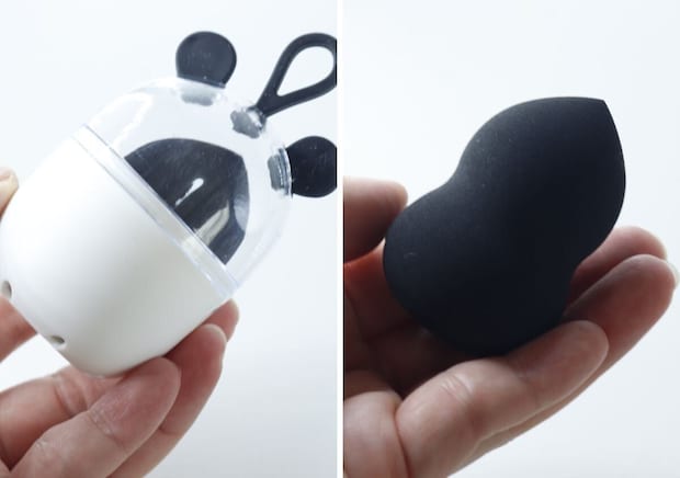 パンダケースとひょうたん型メイクスポンジを手に持つ パンダケースとひょうたん型メイクスポンジを手に持つ
