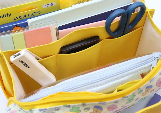 ポーチのポケットに文房具や小物類が整理されて収納されている ポーチのポケットに文房具や小物類が整理されて収納されている