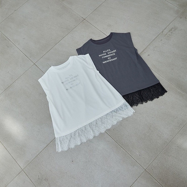 白とグレーのレース裾ロゴTシャツが床に並べられている 白とグレーのレース裾ロゴTシャツが床に並べられている