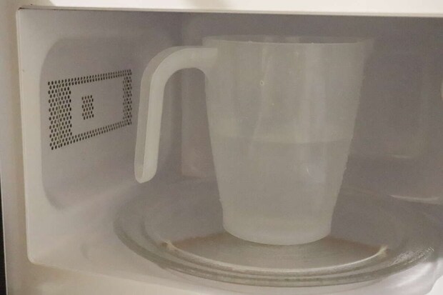 計量カップが電子レンジの中に入れられている