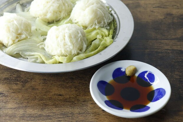 蒸し上がったイカシューマイと醤油とからしが添えられた食卓 蒸し上がったイカシューマイと醤油とからしが添えられた食卓