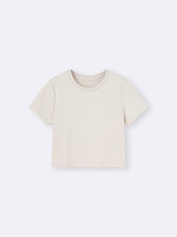 ベージュのミニ丈Tシャツを平置きで撮影。シンプルなクルーネック。