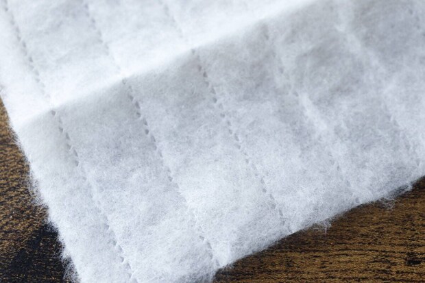 ふわふわとした厚みのある白いドライシートの繊維の接写