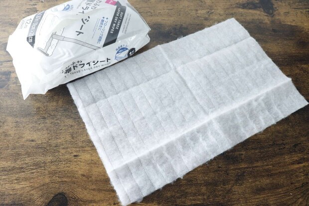 ダイソーのドライシートパッケージと広げられた白いシート1枚