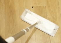 100均で理想形見つけた！「取り残しが気になってた…」ほこりを逃しにくい掃除シート