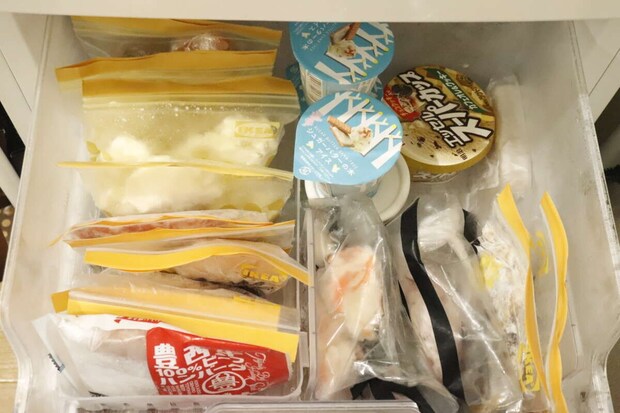 フリーザートレーワイドを使って食品が整理された冷凍庫の引き出し