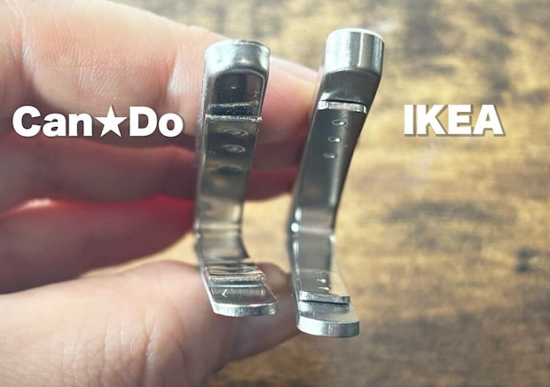 キャンドゥとIKEAのマグネットクリップの厚みを横から比較する手元 キャンドゥとIKEAのマグネットクリップの厚みを横から比較する手元