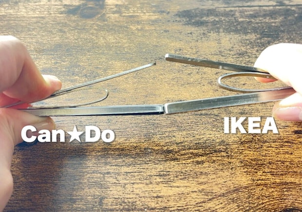 キャンドゥとIKEAのマグネットクリップの開き具合を比較する手元 キャンドゥとIKEAのマグネットクリップの開き具合を比較する手元
