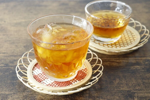 竹ひまわりコースターに麦茶の入ったグラスが置かれている様子 竹ひまわりコースターに麦茶の入ったグラスが置かれている様子
