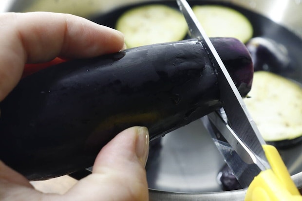 ダイソーキッチンハサミでナスを輪切りにしている様子 ダイソーキッチンハサミでナスを輪切りにしている様子