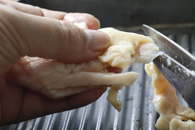 ダイソーキッチンハサミで鶏皮をスムーズに切っている様子 ダイソーキッチンハサミで鶏皮をスムーズに切っている様子