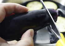 100均のキッチンハサミが凄すぎた…！「滑らずサクサク切れる！」220円の優秀アイテム