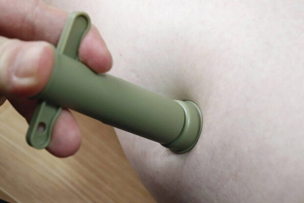 腕にカーキ色のポイズンリムーバーを当てて使用している様子