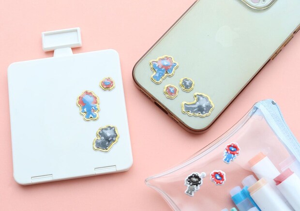 シールをスマホケースや小物入れに貼った使用例