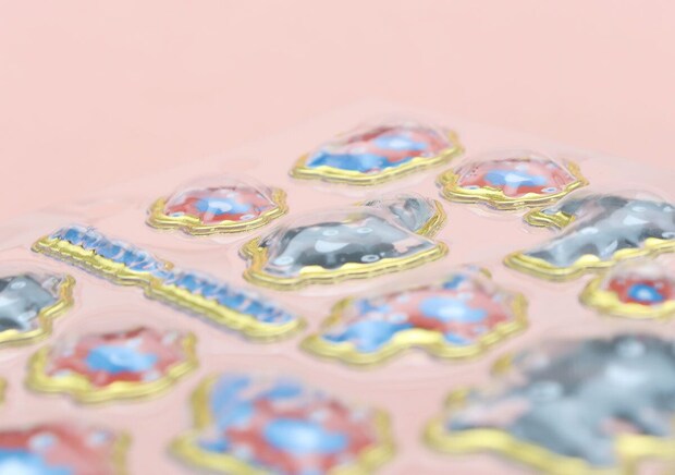ぷっくり立体クリアシールの質感を示す接写