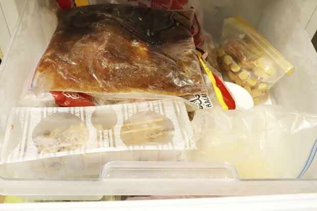 整理前の冷凍庫の中、冷凍食品が乱雑に積まれている
