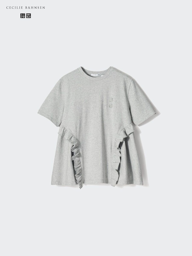 グレーのフリルTシャツ。胸元に刺繍と裾にフリル