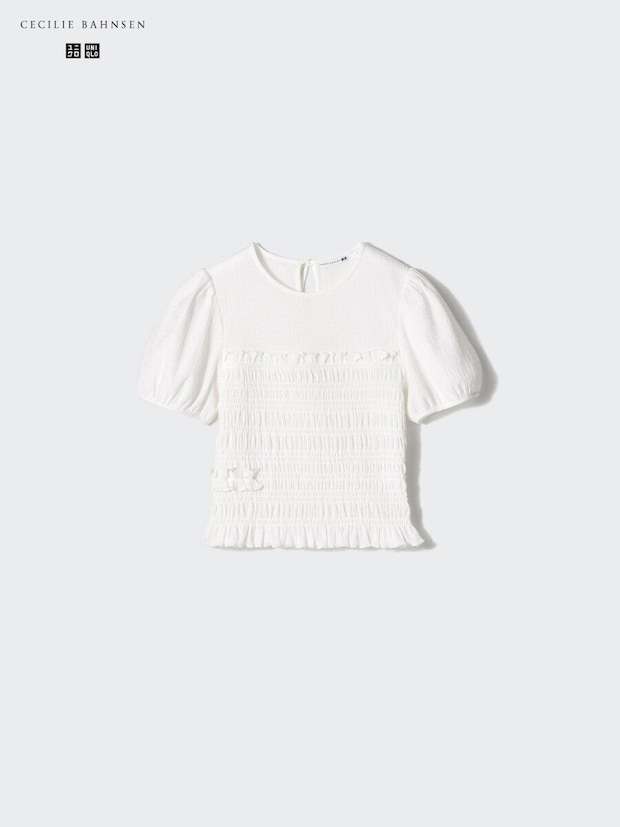 白いシャーリングボリュームスリーブTシャツ。袖と身頃にシャーリング