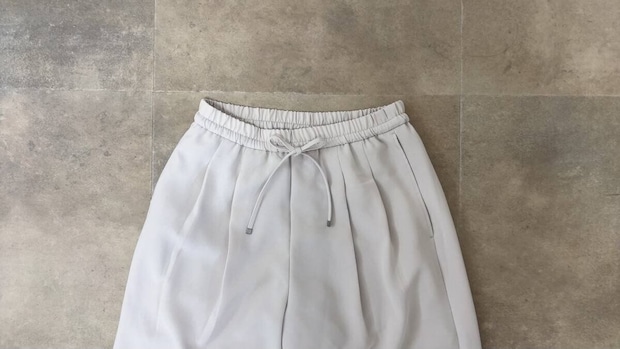 ワイドパンツのウエスト部分のアップ。ゴムと紐が見える ワイドパンツのウエスト部分のアップ。ゴムと紐が見える