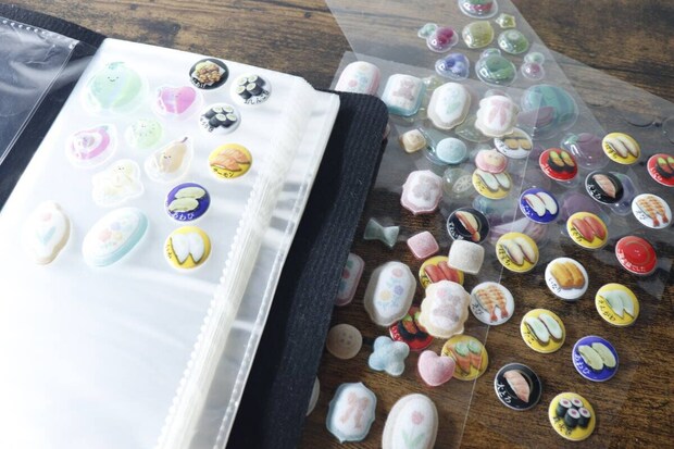 シールコレクションファイルに収納されたシールと広げられたシール シールコレクションファイルに収納されたシールと広げられたシール