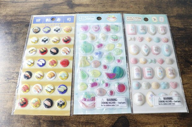 ダイソーの回転寿司、果物、ブローチの3種類のシールパッケージ