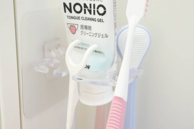 壁に設置された歯ブラシホルダーに歯ブラシと歯磨き粉が収納されている