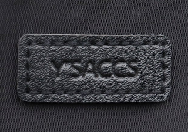 バッグ上部のY'SACCSの型押しロゴタグ バッグ上部のY'SACCSの型押しロゴタグ