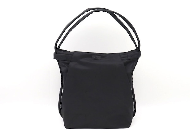 黒い2WAYショルダーリュックの全体像 黒い2WAYショルダーリュックの全体像