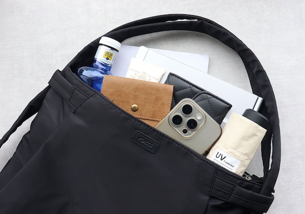 バッグの中にスマホ、財布、PC、折りたたみ傘など収納 バッグの中にスマホ、財布、PC、折りたたみ傘など収納