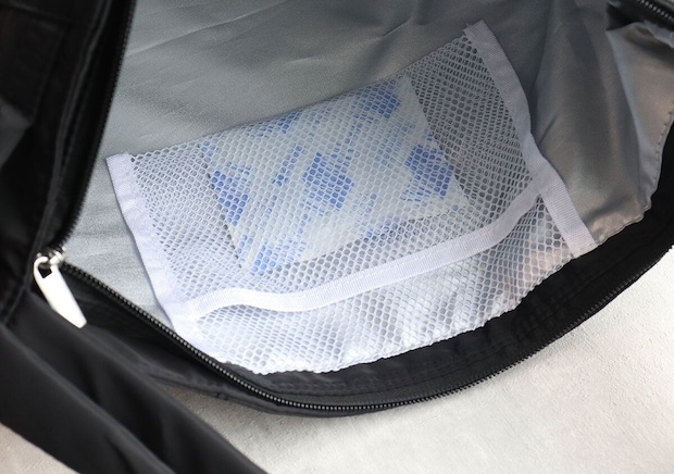 バッグ内側のメッシュポケットに保冷剤が入っている バッグ内側のメッシュポケットに保冷剤が入っている