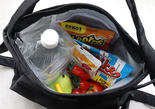 バッグの中に2Lペットボトルやお菓子、食材がたっぷり バッグの中に2Lペットボトルやお菓子、食材がたっぷり