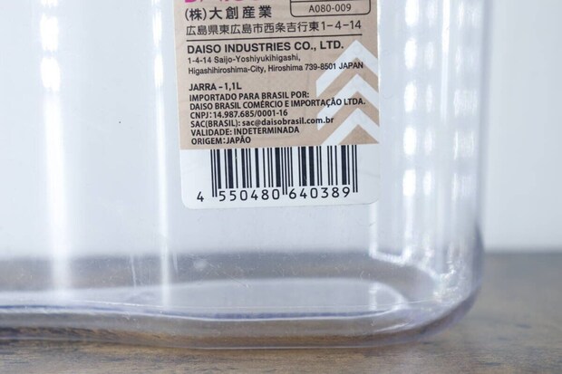 ダイソーピッチャーの底に貼られたバーコードと商品情報