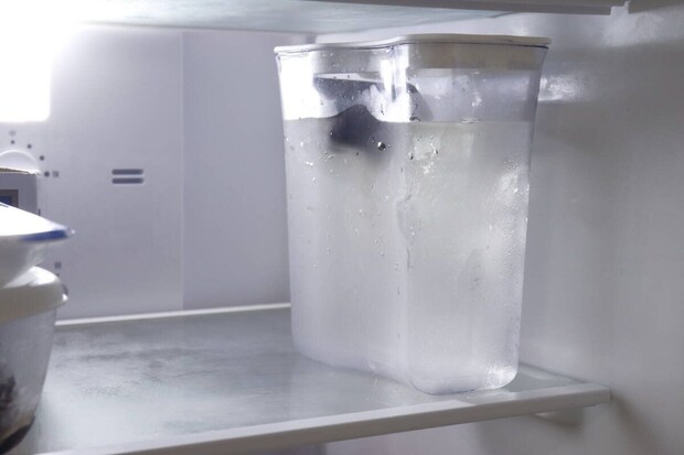 冷蔵庫の棚に縦置きされた水出しコーヒー入りピッチャー