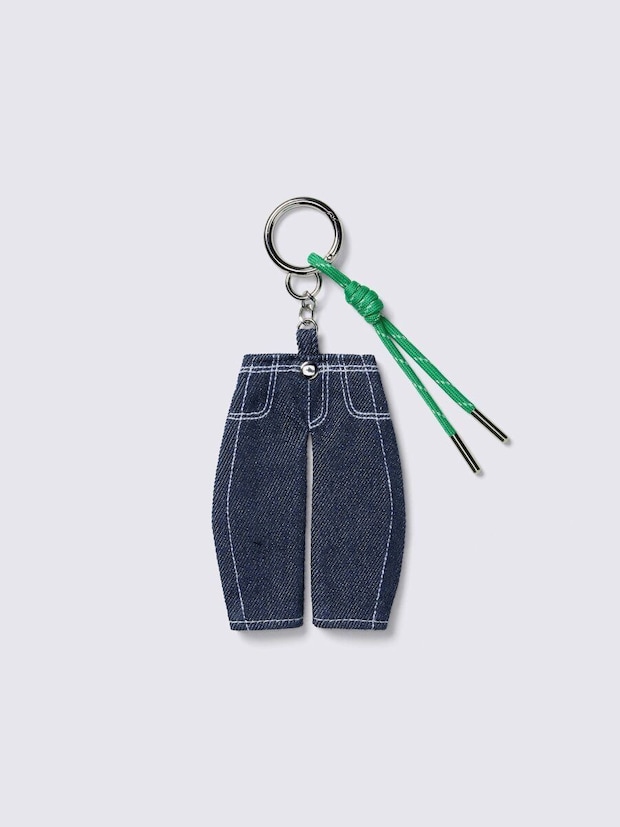 GUのバレルレッグジーンズを模したミニチュアチャーム。緑の紐付き