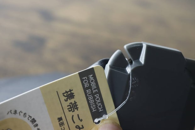 3WAY開封カッターで商品タグの紐を切っている手元