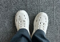 えっスニーカーじゃないの！？100均で夏の足元が楽になる！新感覚のシューズが出た～！