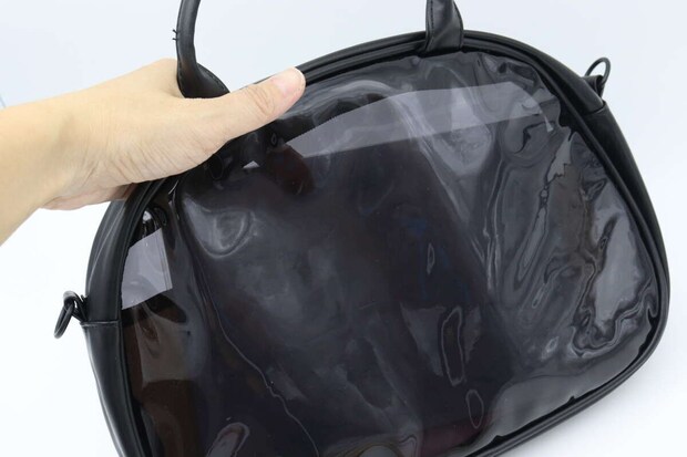 黒いクリアバッグの背面側、透け感のある黒い素材 黒いクリアバッグの背面側、透け感のある黒い素材
