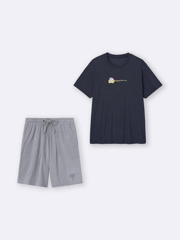 紺色の半袖Tシャツとグレーのショートパンツの上下セット。Tシャツにはカービィ、パンツにはヤシの木の刺繍。