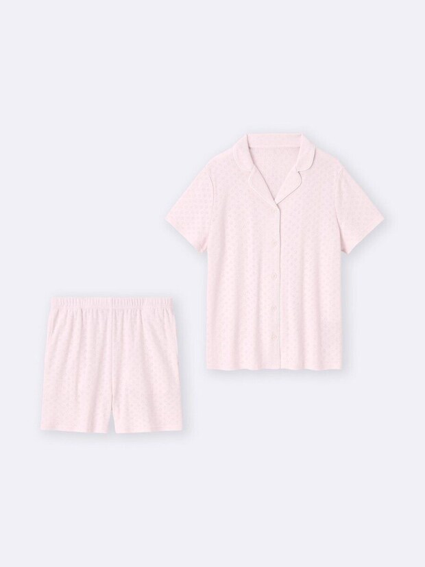 薄ピンク色のコットンブレンド素材の半袖パジャマとショートパンツの上下セット。全体に小さなハート柄。
