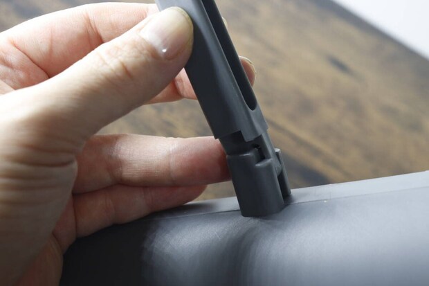 ハンドルを90度に立てて押し込む手のアップ