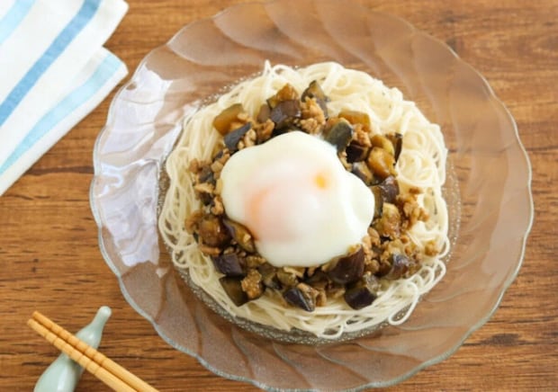 そうめんの上にナスと豚肉の炒め物、温泉卵が乗ったスタミナそうめん