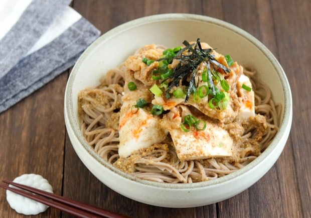 そばの上に豆腐と甘辛い豚肉、ネギと海苔が盛られた冷製肉そば